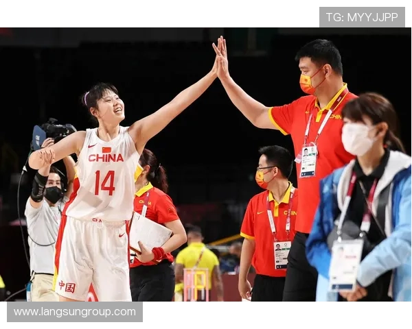 中国女排连克强敌勇夺冠军展现团队力量点燃全民体育热情