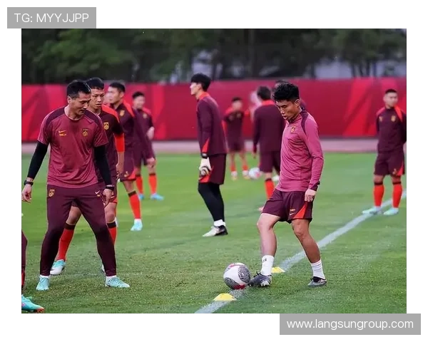 国足迎战劲旅鏖战九十分钟顽强防守力挽狂澜再燃晋级希望