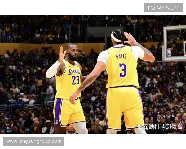 NBA赛季最新动态：湖人队逆袭勇士迎来大胜 詹姆斯表现惊艳全场