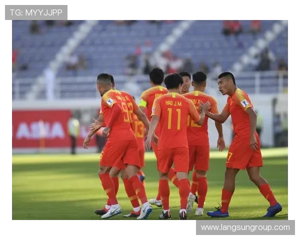 中国足球队在亚洲杯首场比赛中逆转获胜，展现强大韧性与团队协作精神