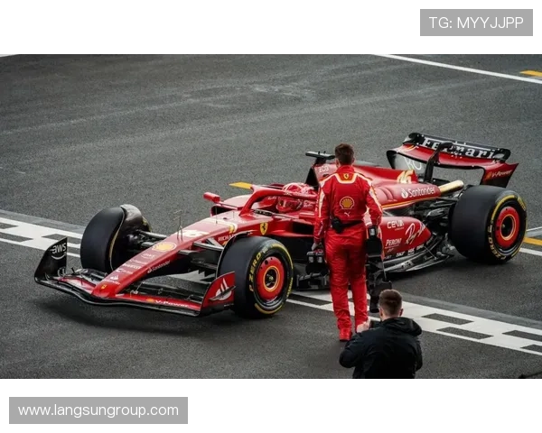 F1赛事激烈对决 赛季新规则引发车迷热议 车队竞争白热化 F1赛事激烈对决 赛季新规则引发车迷热议 车队竞争白热化